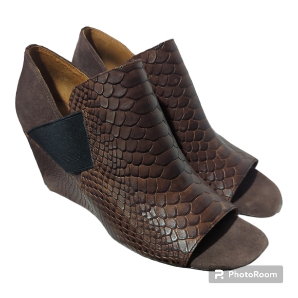 Donald Pliner Lizzy Snakeskin Leather Brown Wedge Sandal - Picture 5 of 12